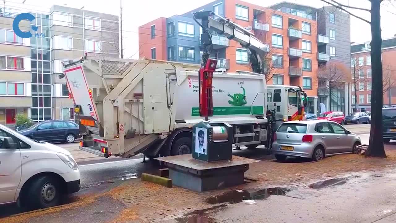 不可思议的隐藏式垃圾箱清理时需要用机器吊出来