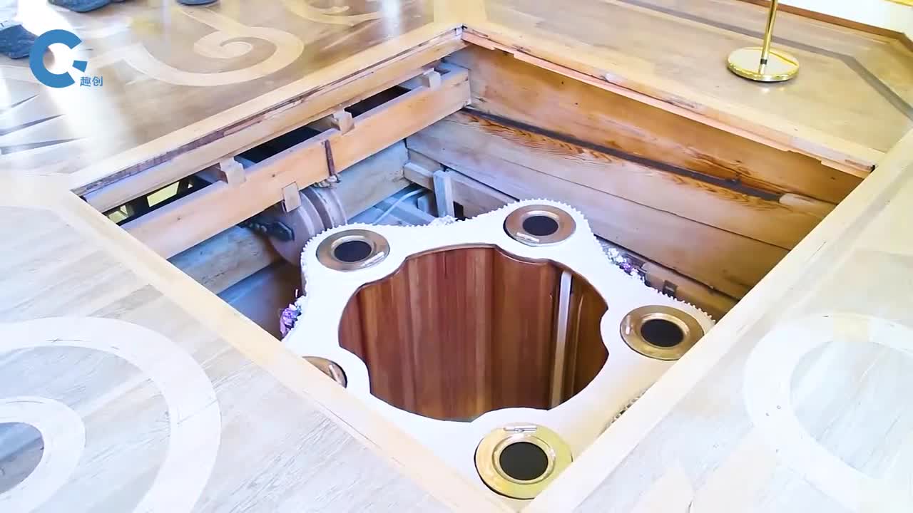 不可思议的升降餐桌转动一楼的绞盘把饭菜上升到二楼的餐桌上