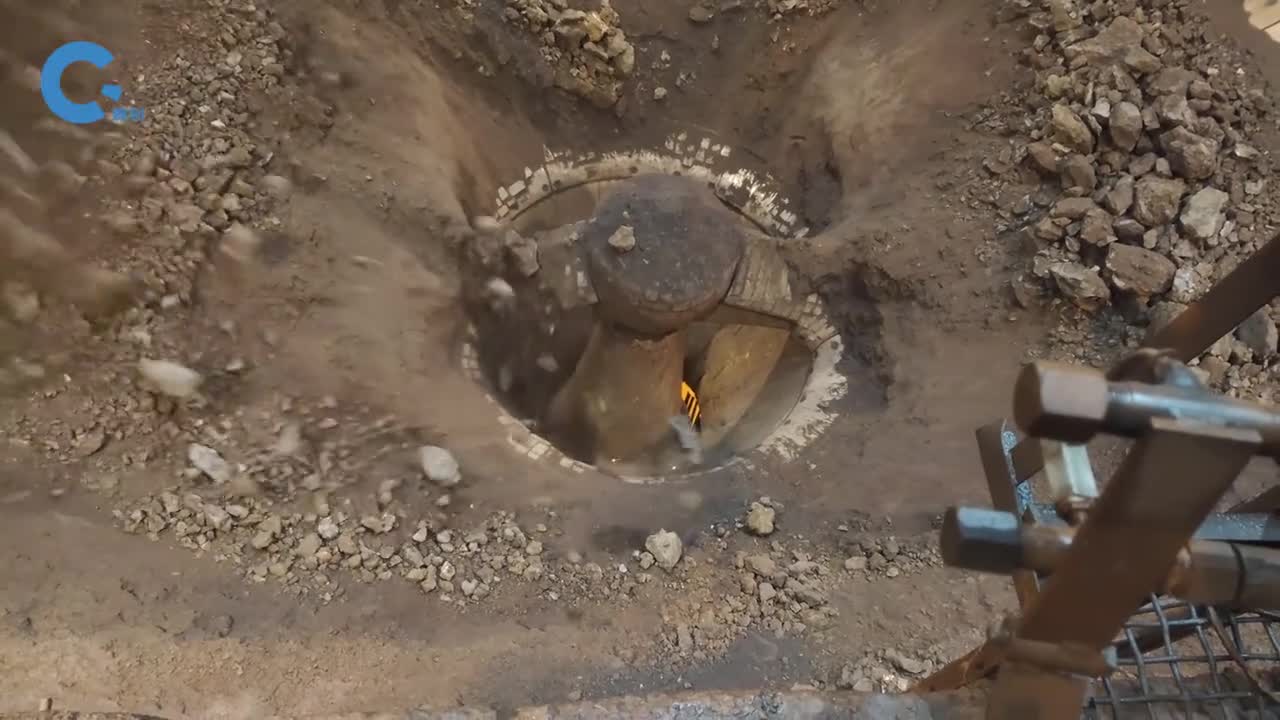 不可思议的旋回破碎机专门用来粉碎矿石