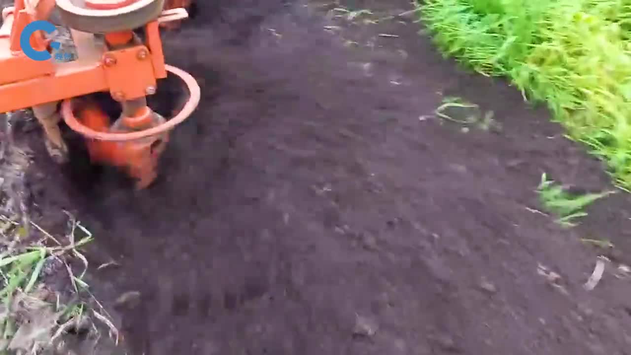 不可思议的旋耕犁能把坚硬的土壤打成碎屑一小时松土10亩地