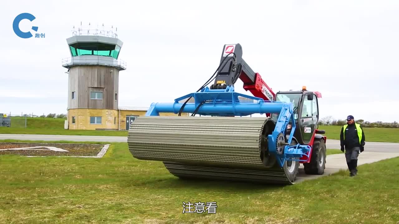 不可思议的临时铺路机举着滚筒行驶过去临时路面就铺好了