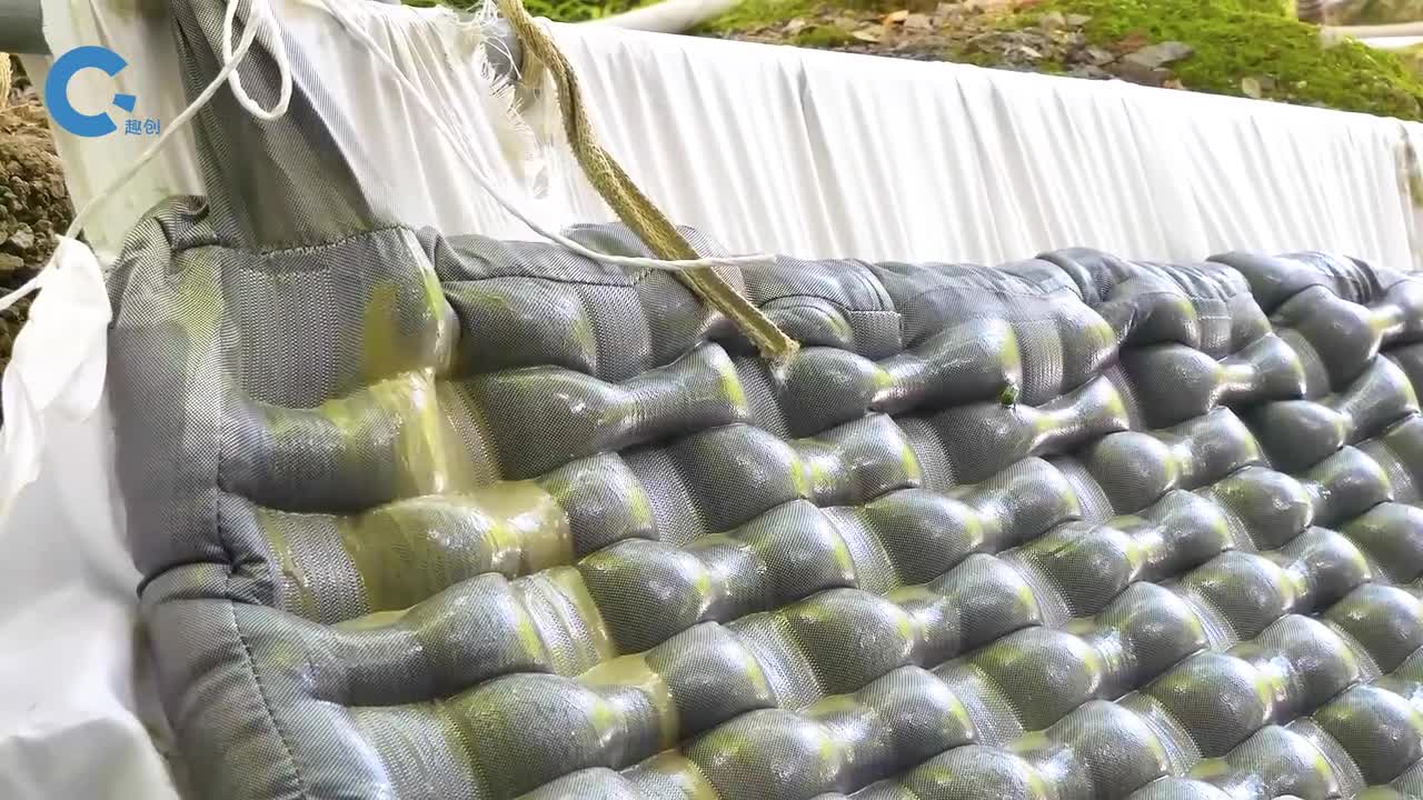 不可思议的疙瘩防水毯铺进沟渠里灌入砂浆就能建成排水渠