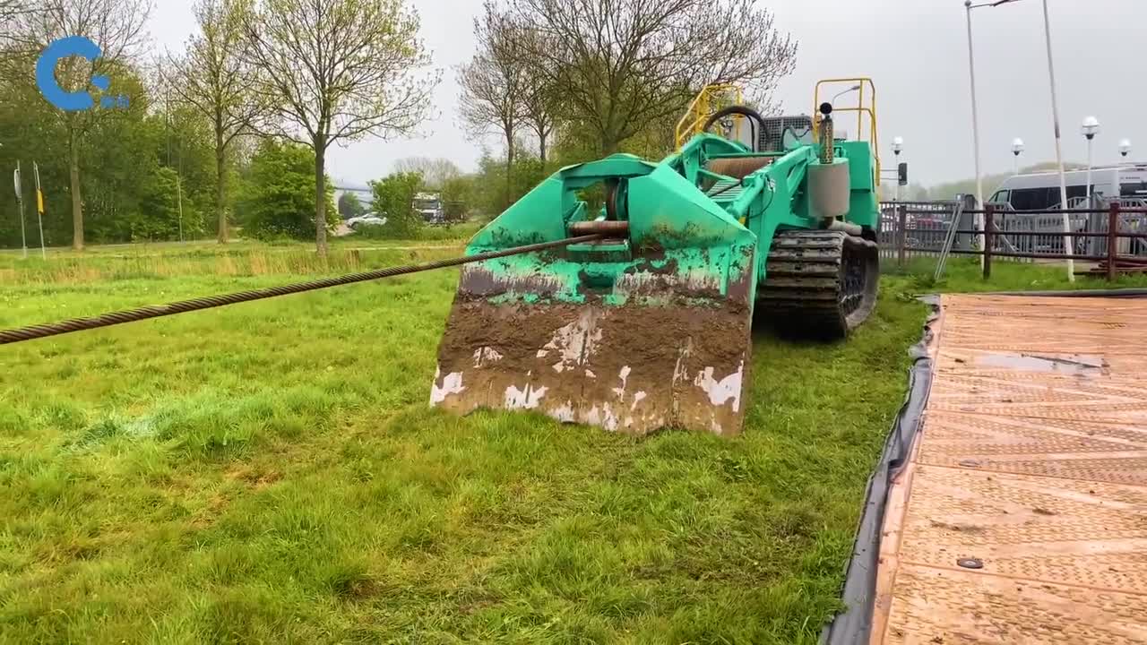 不可思议的铲子牵引车拽着铁犁移动的同时把电缆铺设到地下