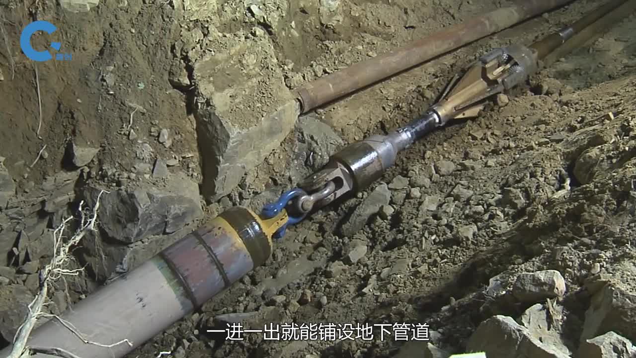 一进一出就能铺设地下管道机器指哪钻哪这是什么原理