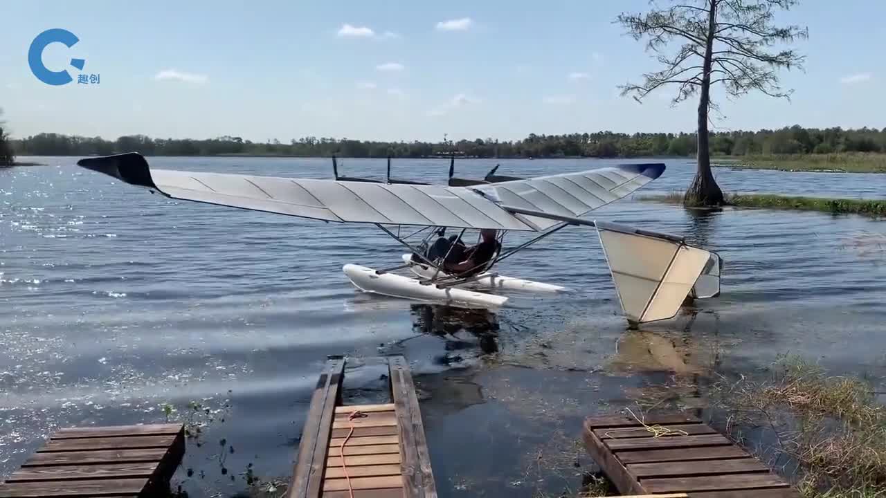 不可思议的两栖滑翔机能在水面上起飞降落
