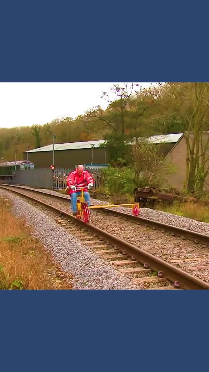 不可思议的人力轨道车火车铁轨上的自行车帮助工人往返检修