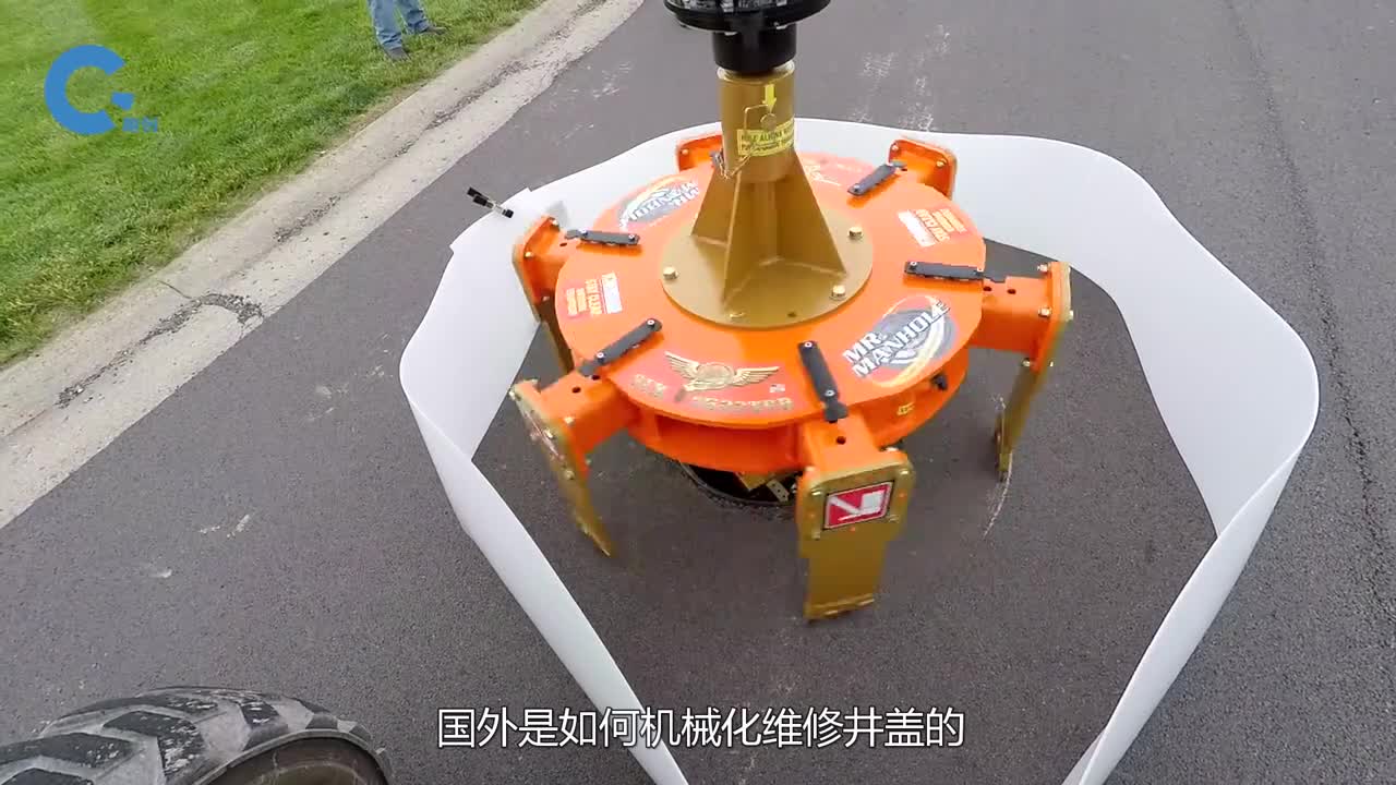 不可思议的井盖切割机在路面上切割出规整的圆洞