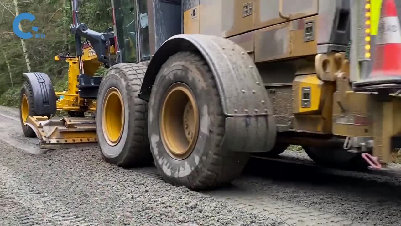 不可思议的路面整平机依靠12条轮胎压实路面