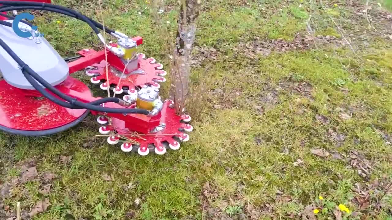 不可思议的果树修剪机两个轮子绕着树根转一圈轻松清理掉树枝