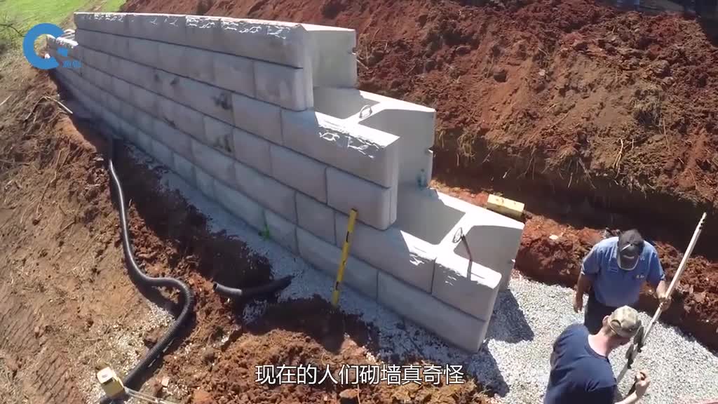 不可思议的方格混凝土墙里面填满石子比砖头砌的还结实