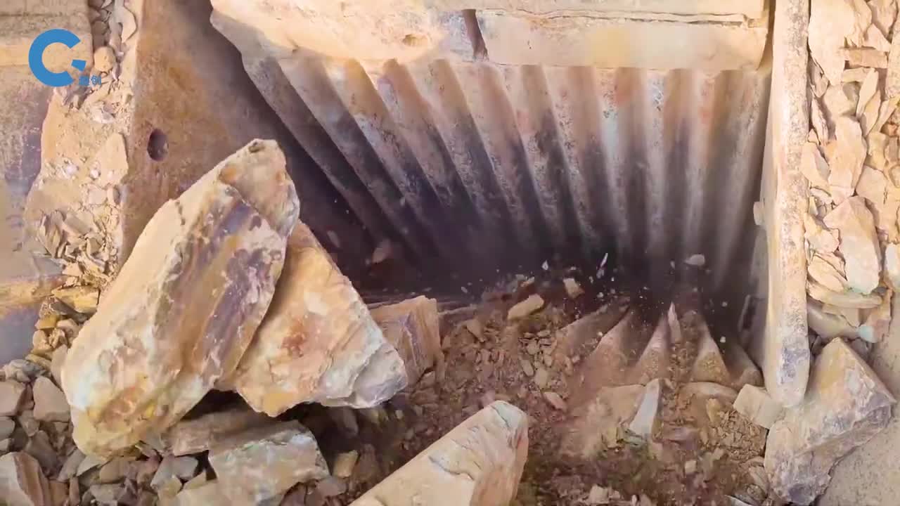 不可思议的颚式破碎机抖动着把岩石夹碎