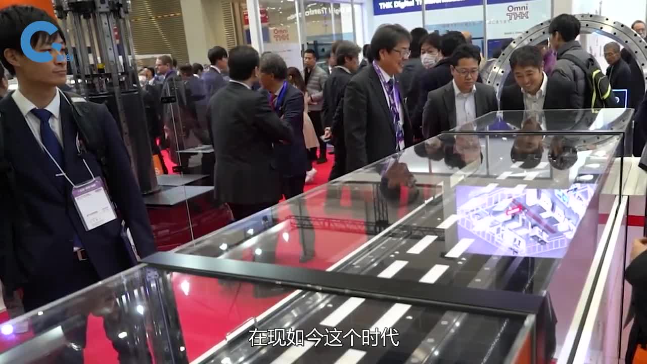 400兆帕水刀将锤子一分为二用黑科技胶带捆绑后还能使用吗