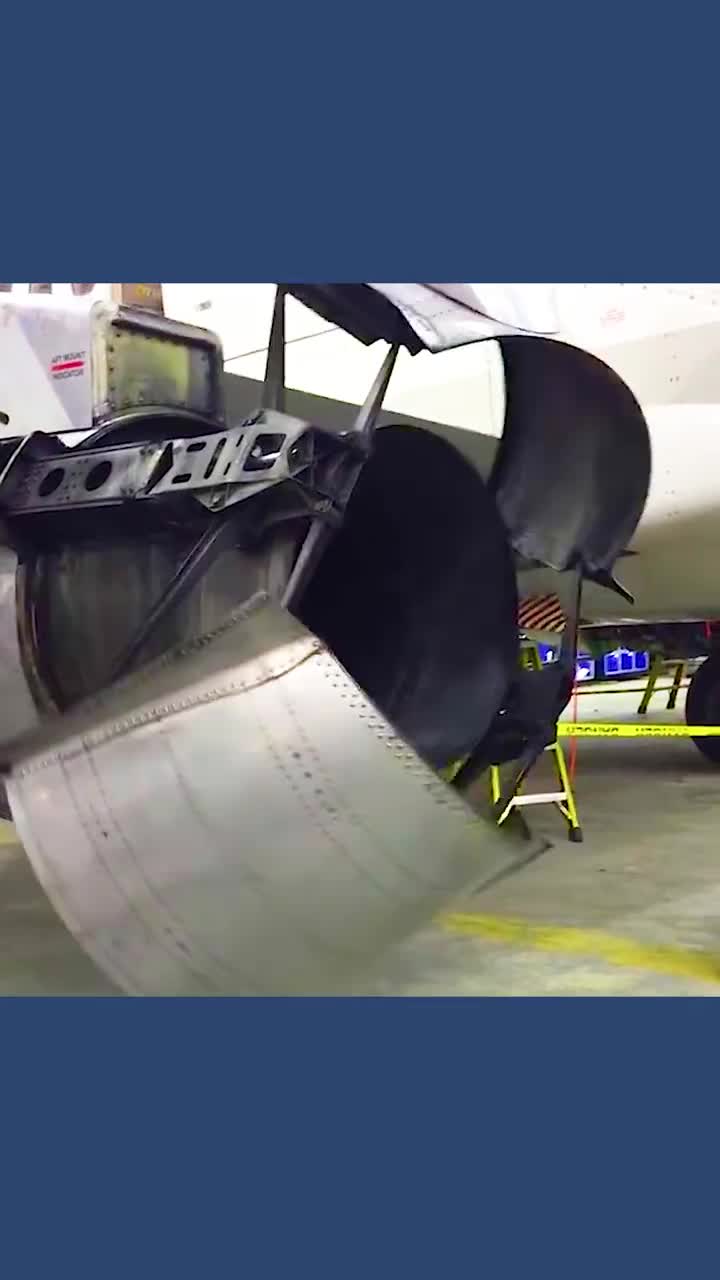 不可思议的飞机反推器两块合拢的钢板挡住发动机帮助飞机刹车
