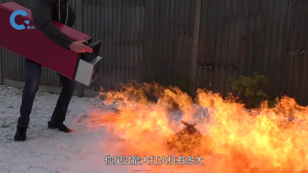 世界上最大的打火机体型比半个人还大摁下去的瞬间太燃了