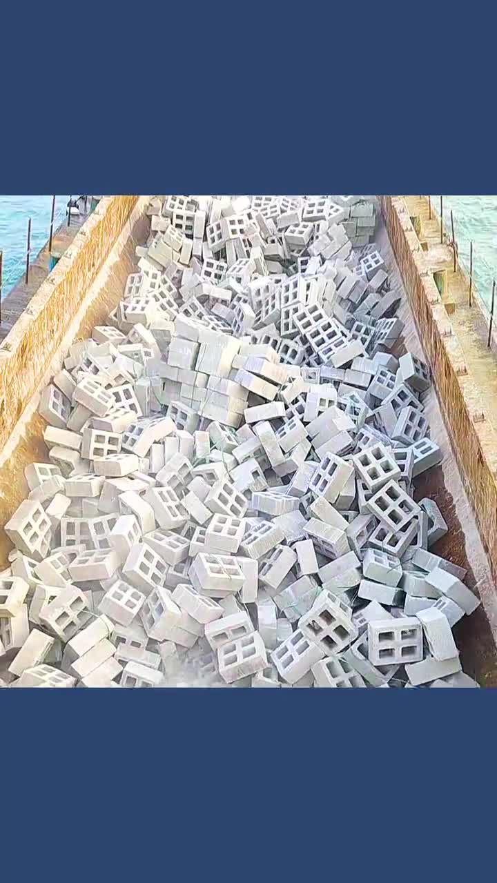 不可思议的对开泥驳船能从中间一分两半专为填海造陆发明