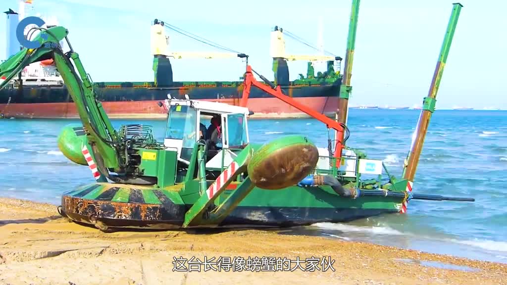 不可思议的两栖挖泥船在陆地上用两根拐杖移动
