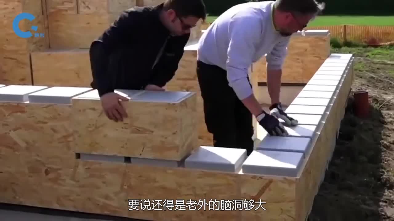 不可思议的木块砖头建筑方式就像玩乐高一周盖好一栋小二层