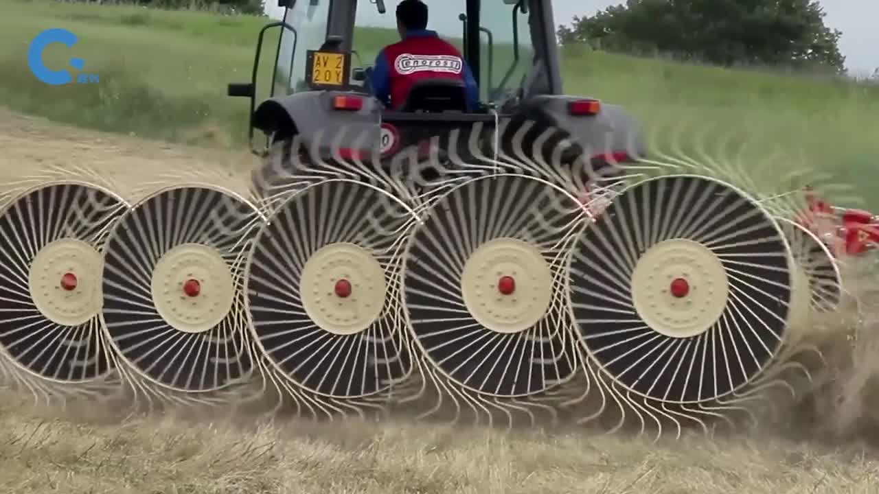 不可思议的干草收割机干草全部被拢成一条线