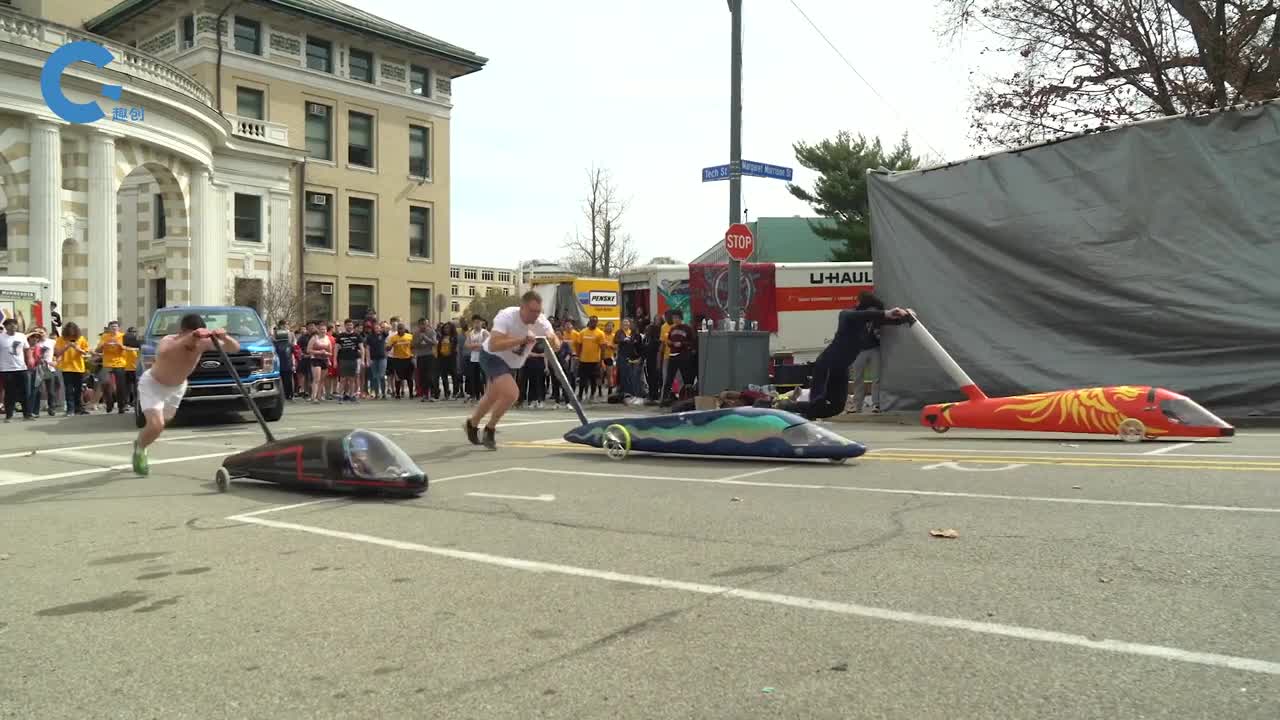 不可思议的推车接力赛运动员趴在小推车里