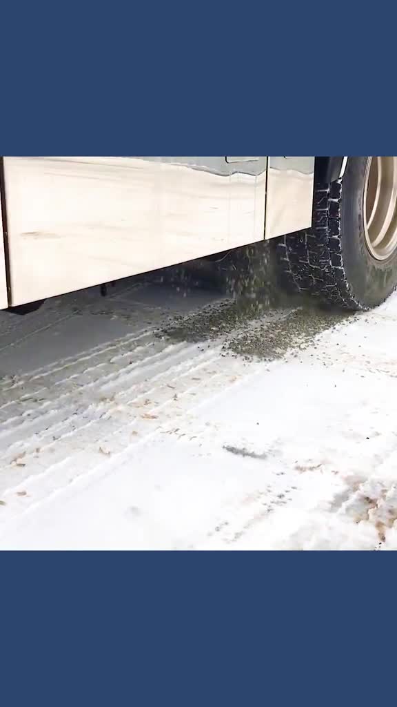 不可思议的车载撒砂机边行驶边往轮胎前面撒石子防止车辆打滑