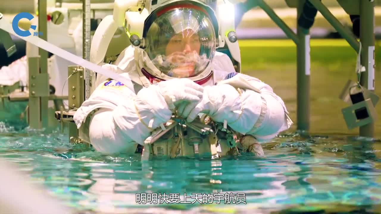 什么是中性浮力训练把宇航员泡进水池6小时练习掌握失重状态
