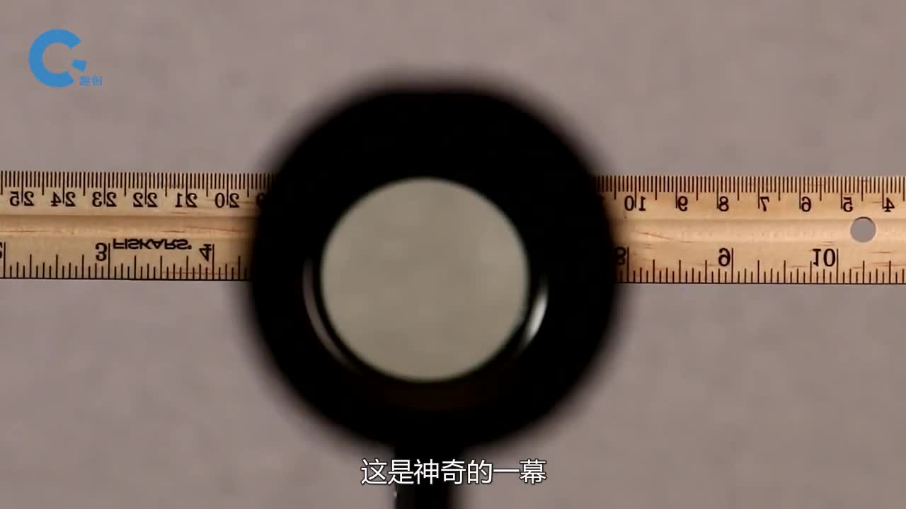 不可思议的隐形透镜将手指放在镜片后神奇的现象发生了