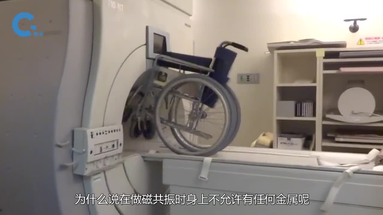 为什么做核磁共振不能带金属把铁椅子扔进去后看反应就明白了