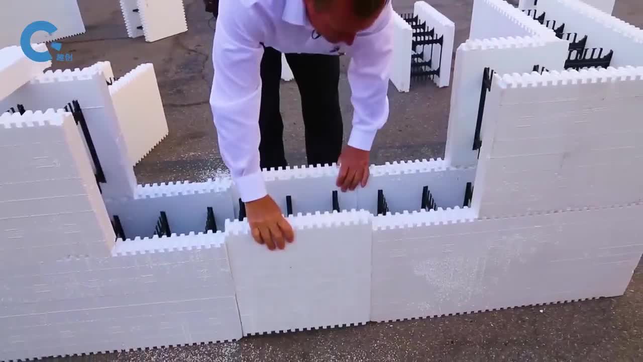 不可思议的泡沫盖房法把中空的泡沫块拼插起来最后浇筑混凝土