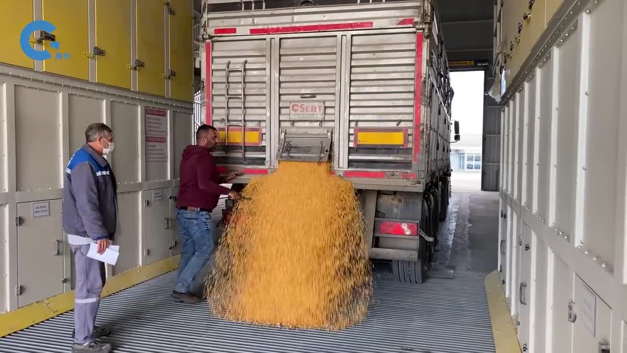 不可思议的放粮卡车粮食全部流入缝隙中