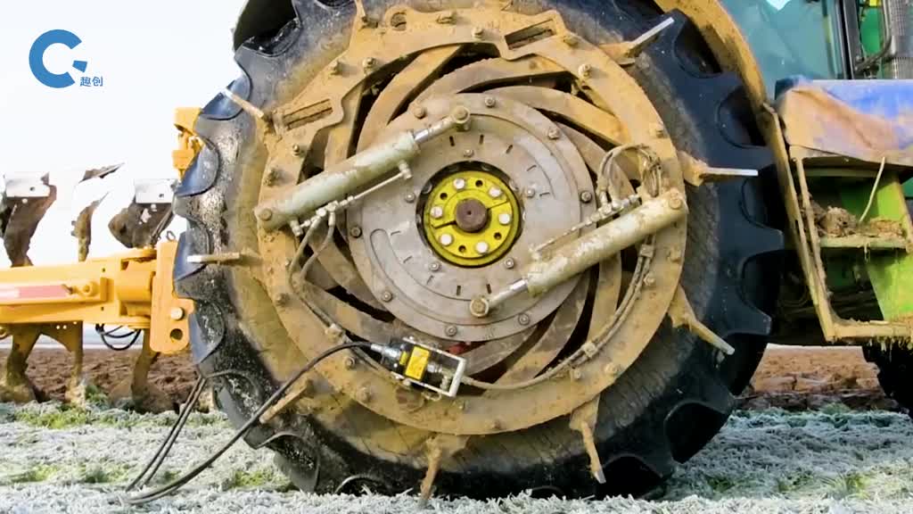 不可思议的拖拉机辅助轮伸展开插进土里就能防止轮胎打滑