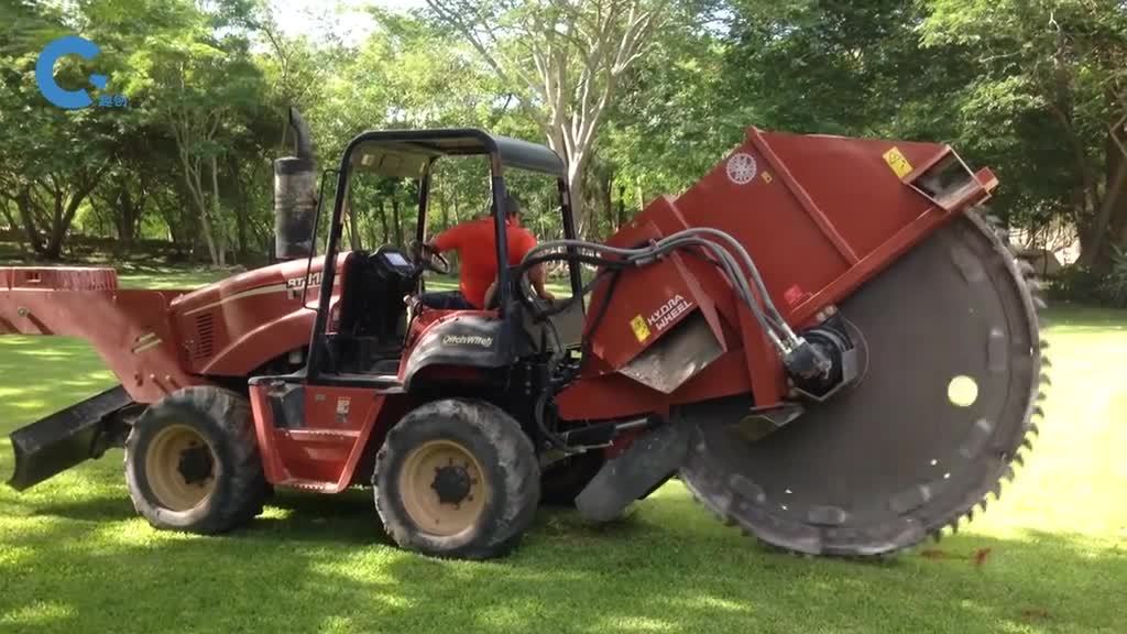 不可思议的圆锯开沟机巨型锯片高速切割地面