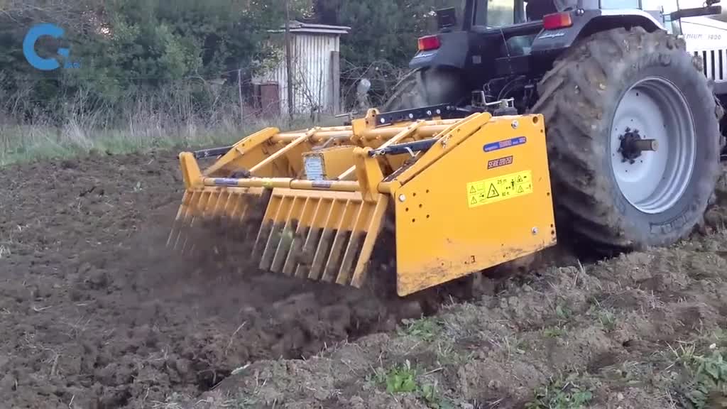 不可思议的机械腿松土机工作过程就像狗刨土一样