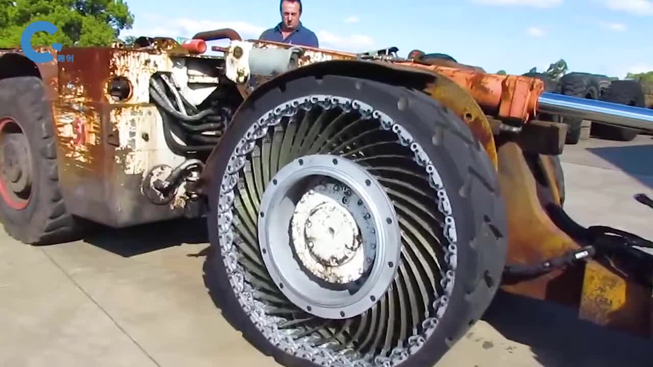 不可思议的无气轮胎用弧形弹力板做填充不怕被钉子扎