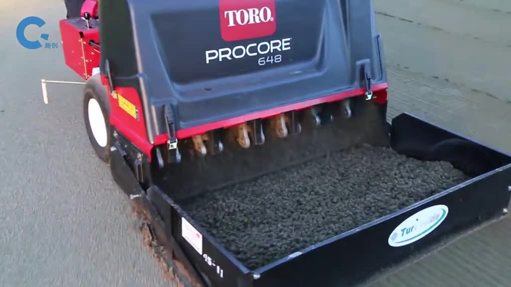 不可思议的扎孔机能在草坪上留下数万个孔洞