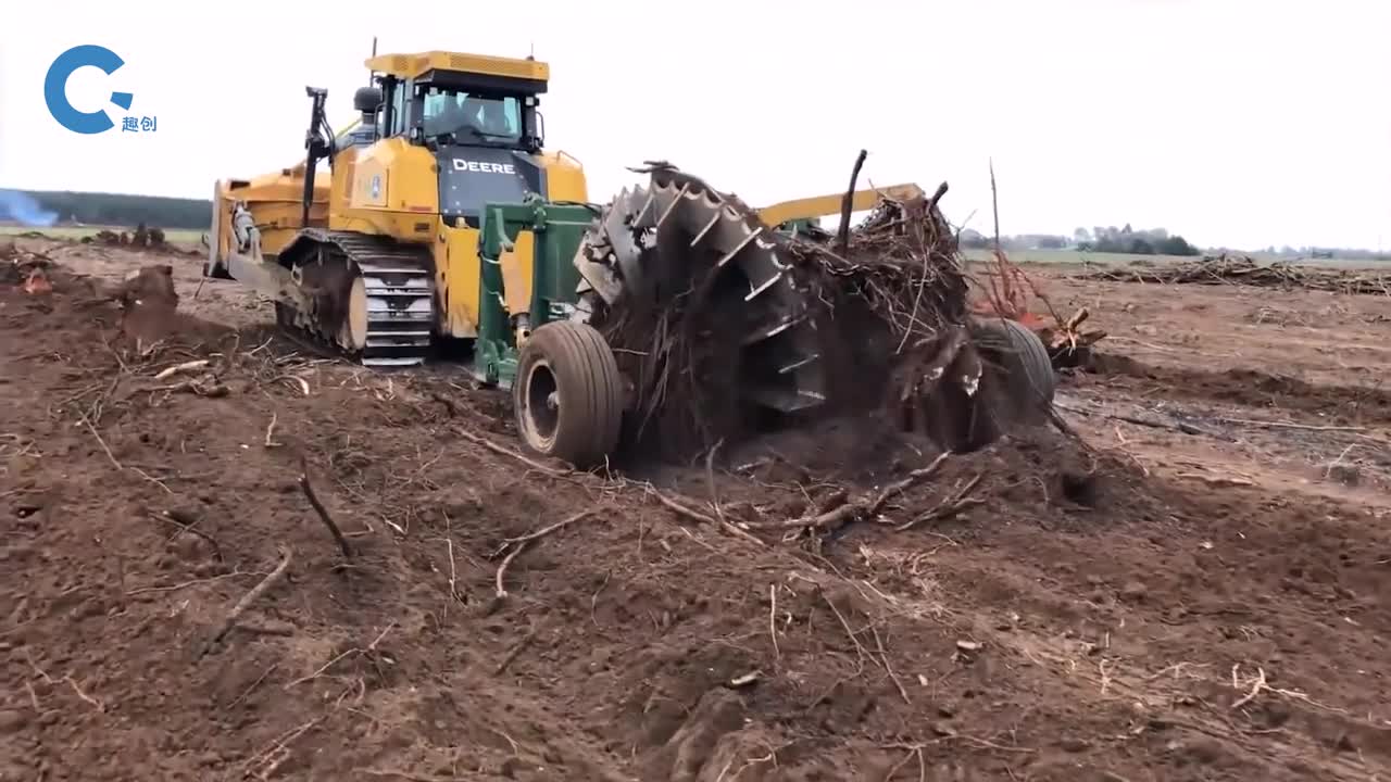 不可思议的树桩拔除机拥有两个巨大的旋转轮