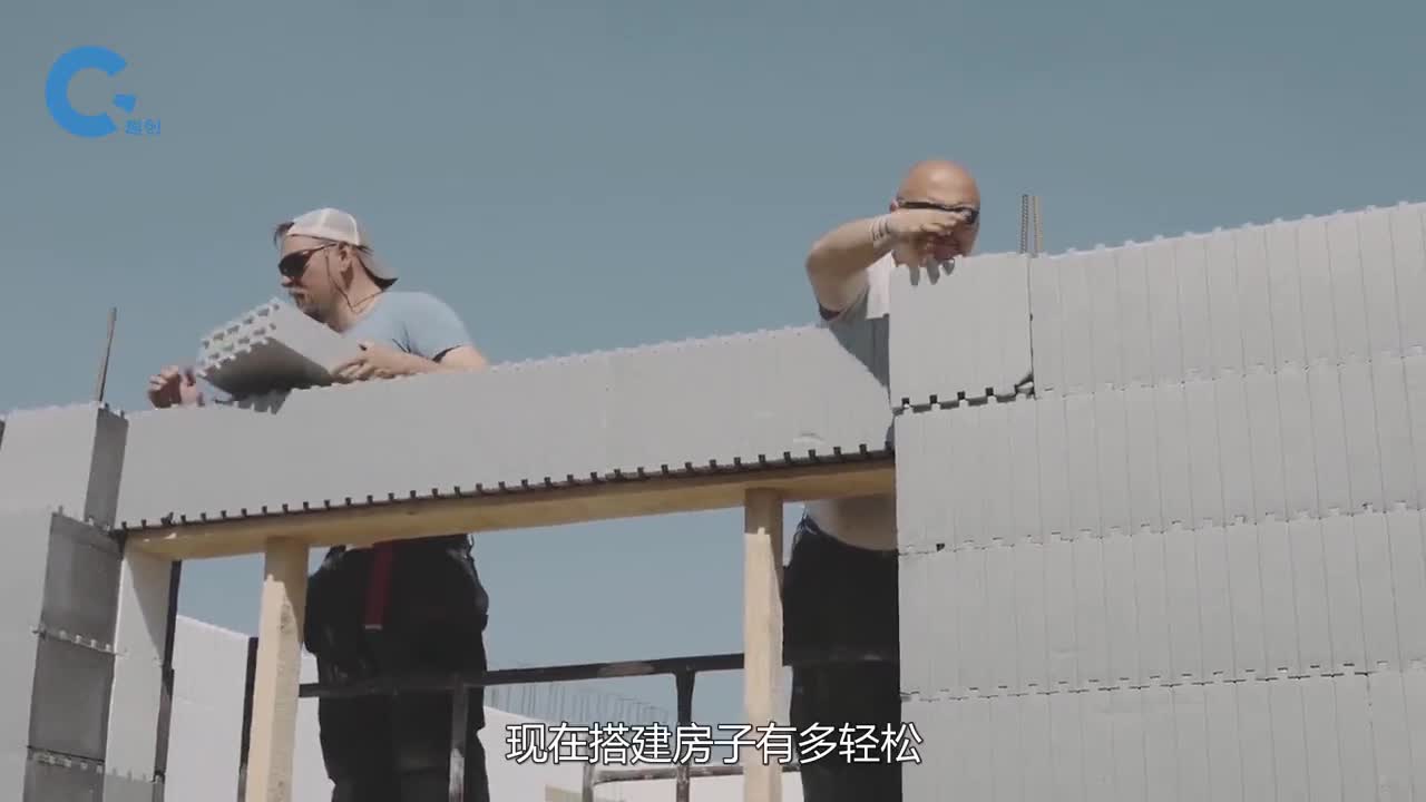 不可思议的泡沫盖房把泡沫块像拼积木一样拼起来