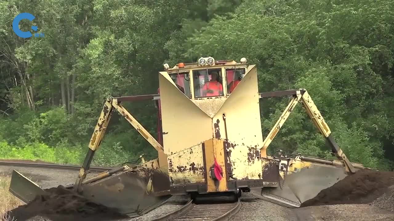 不可思议的道砟整平车能够促进轨道正常排水