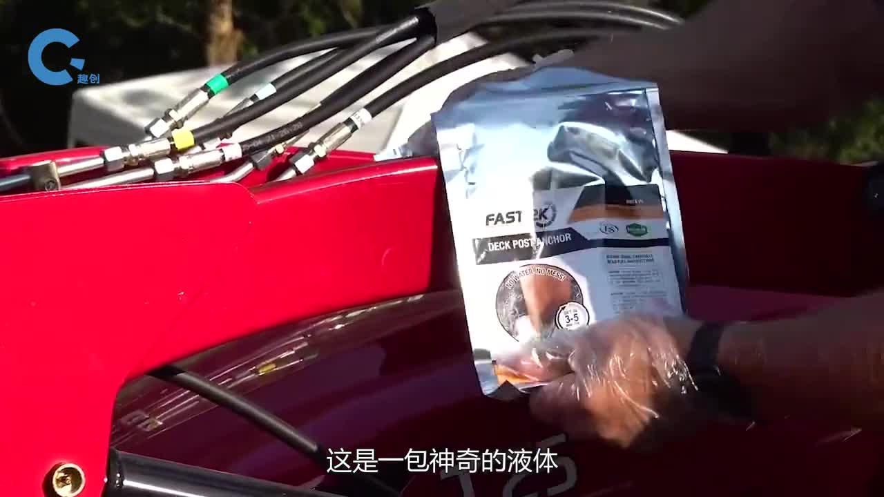 不可思议的膨胀液体把木桩牢牢固定在原地拖拉机也拽不出来