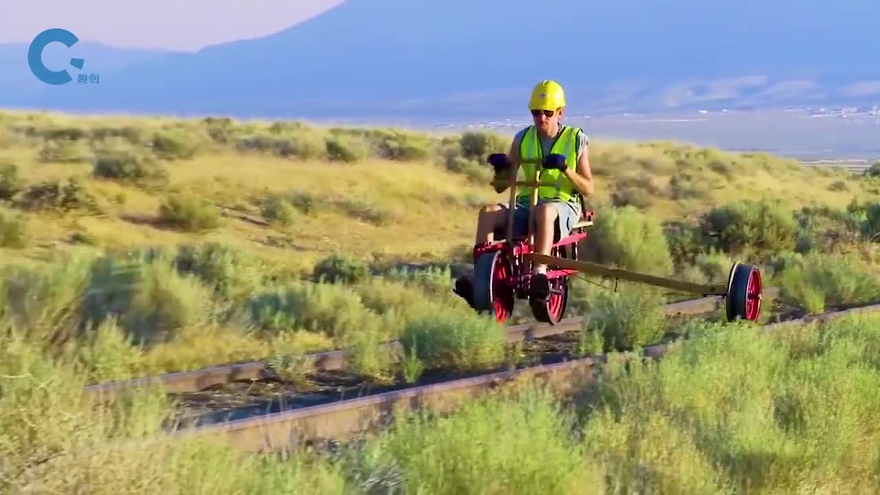 不可思议的人力轨道车驾驶动作就像划船一样
