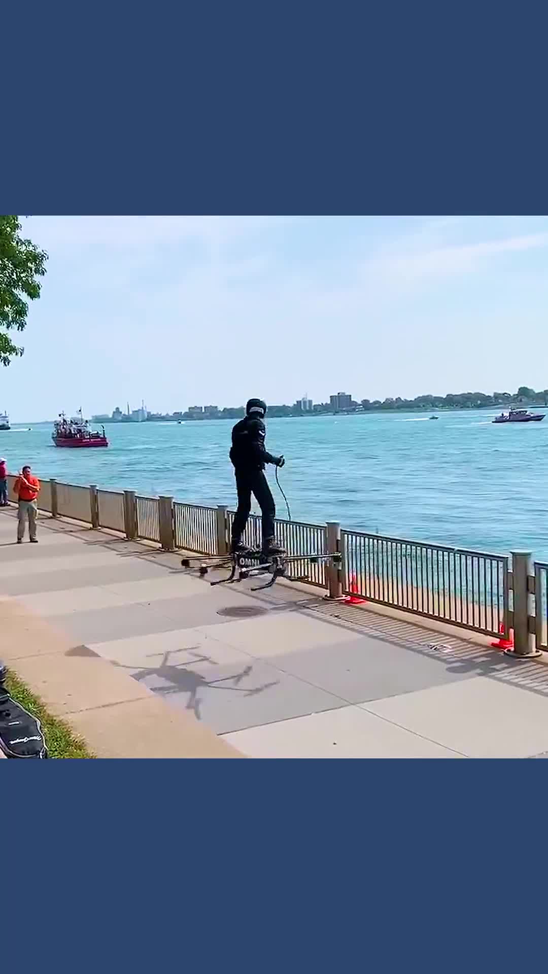 不可思议的飞行滑板站在上面贴地飞行最大时速可达20公里