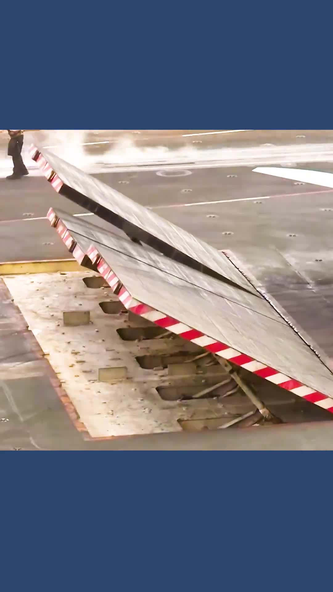 不可思议的航母导流板倾斜竖立在飞机后面