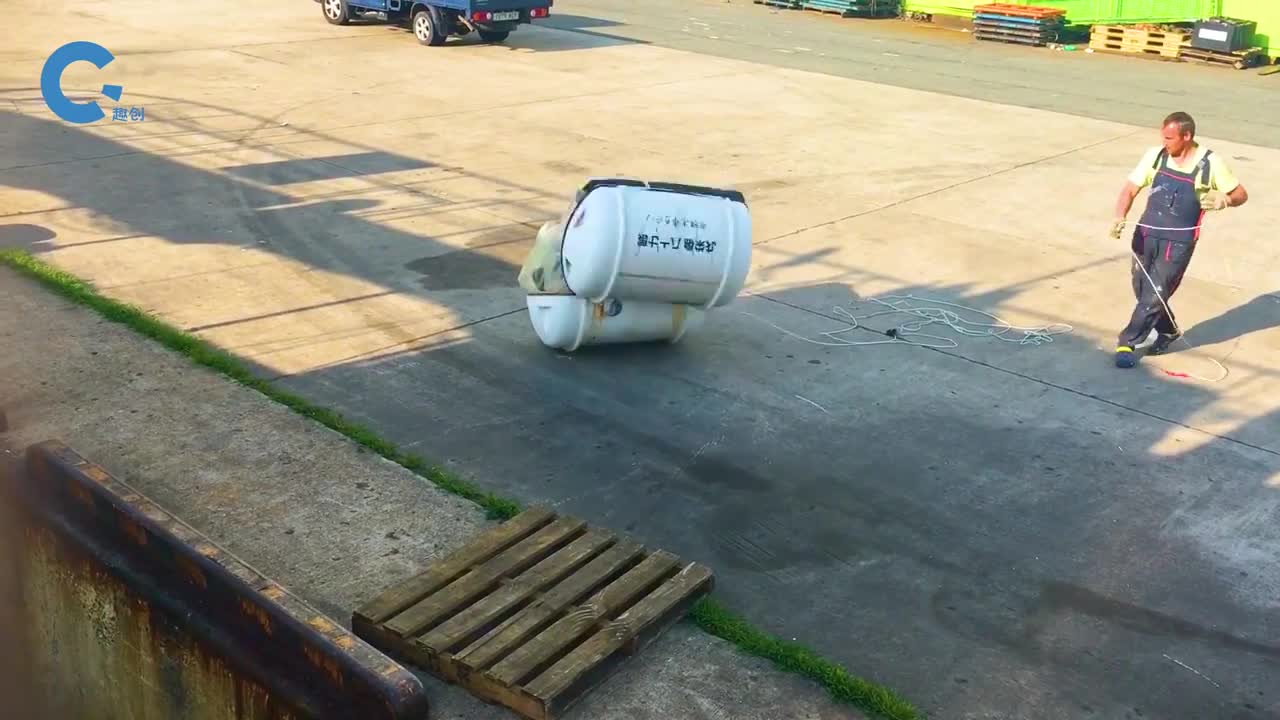 不可思议的胶囊式逃生筏启动时像张开的贝壳