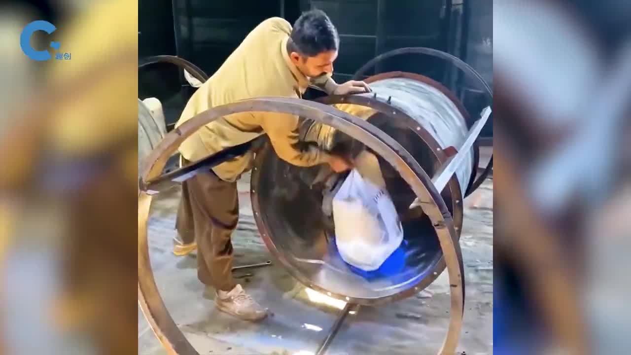 不可思议的热压成型蓝色粉末倒进铁罐里高温烘烤制作出塑料罐