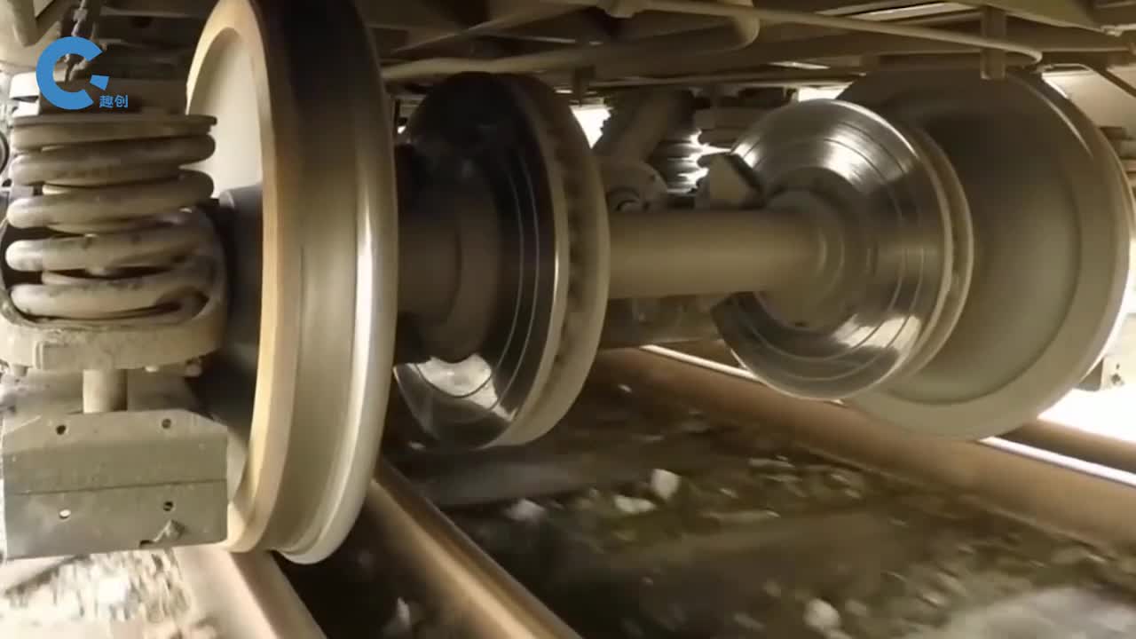 为什么火车一根轴上有四个轮子另外两个是干什么用的