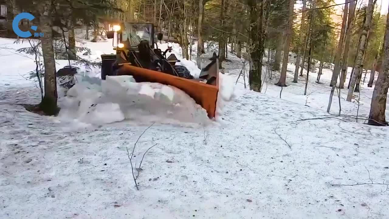 不可思议的V字形推雪机把积雪从中间劈开