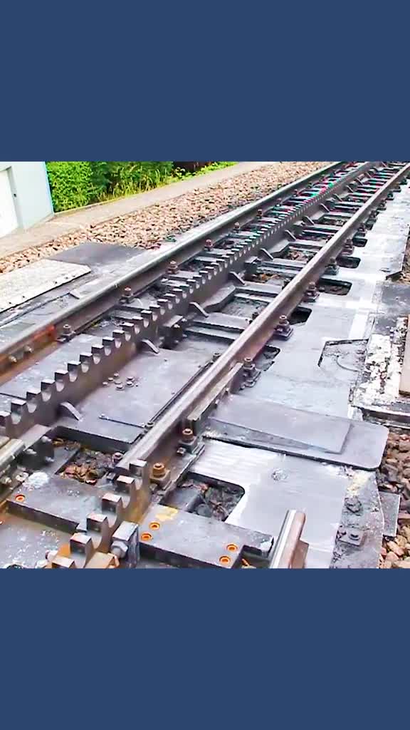 不可思议的齿式轨道在铁轨中间像一根拉链只在上下坡路段出现