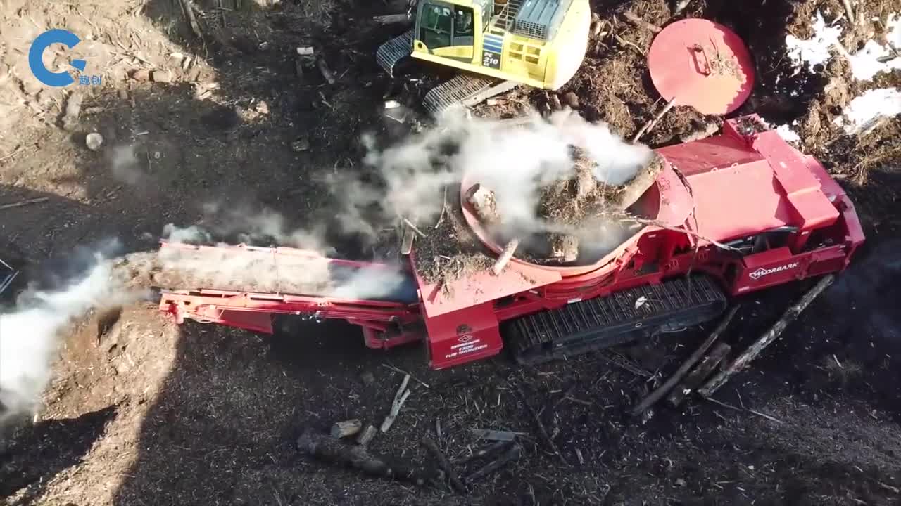 不可思议的筒式碎木机把木头扔进大锅里