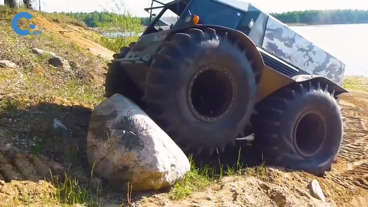 不可思议的全地形车一米高的石头挡不住它