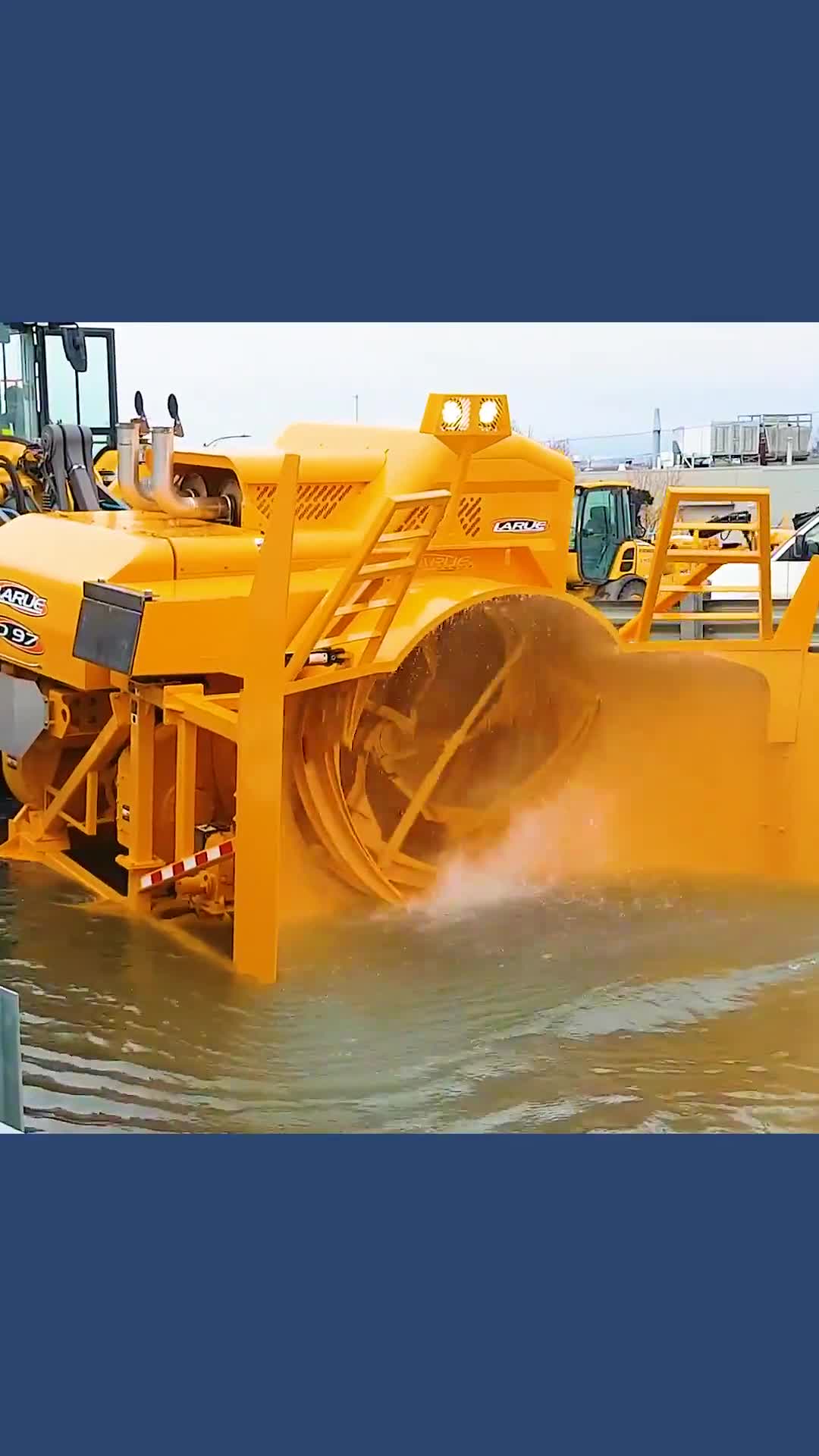 不可思议的螺旋风扇除雪车把积雪先卷进来再吹到远处