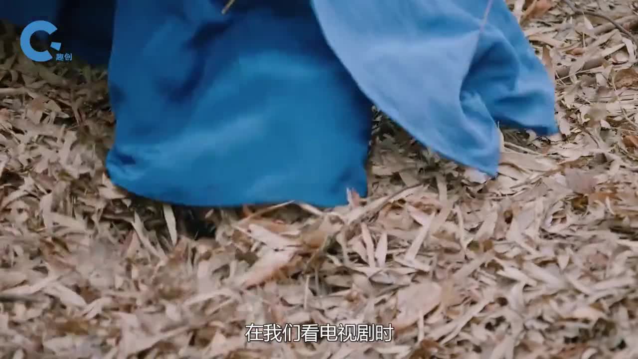 不小心掉进深坑没有工具的情况下如何实现自救呢